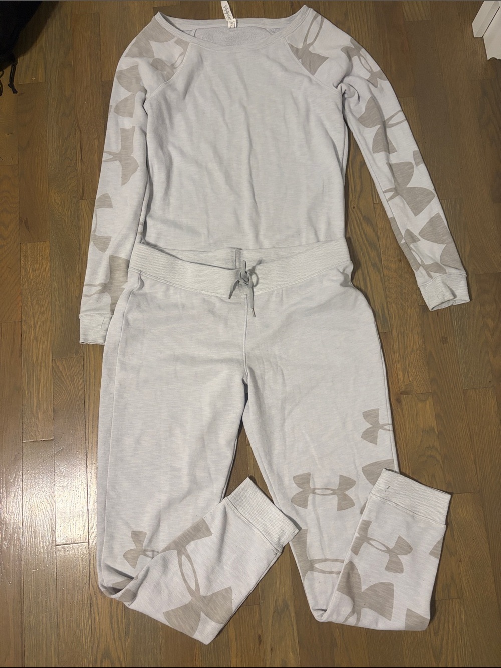 UA Under Armour sweatsuit set Medium loose fit.